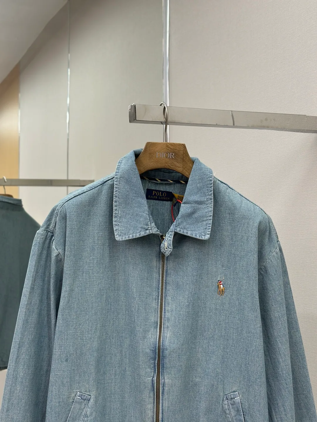 P490 Ralph Lauren colorful embroidered denim jacket. Custom dyed cloud-like plain cotton denim. Soft and silky. Comfortable and close to the skin. Mist-like indigo. A denim poem dyed with time. The exquisite colorful pony logo on the left chest jumps into indigo. It is highly recognizable. It brings an atmosphere of freedom and vitality. A symphony of pure and smart colors. The neckline is neatly folded. The details that are captured at a glance are critical. Reconstruct the classic with a neat version. Even walking with a designed sense of calmness. Process 1: Using imported machine embroidery technology, using advanced computer control systems and precision mechanical components to achieve colorful pony embroidery operations with high precision and smooth and delicate lines. Process 2: Template machine bag opening. The preset template guides the position, shape and size of the bag opening. The accuracy ensures the quality of the bag opening effect. Process 3: The hem is made in one go using a three-needle waist-drawing machine. The machine's special needle position and feeding mechanism are used. The elastic band and the fabric are sewn together in the same process. The three-needle design is stronger and can evenly distribute pressure to ensure that the elastic band and the fabric are closely adhered. Process 4: Use the washing and frying process. Prioritize the special desizing agent. Then soak the fabric in it and evenly starch it. After desizing, finally rinse. The workmanship is extremely complex and the loss is high. Accessories: Customized Ralph Lauren engraved buckle. Customized Ralph Lauren bronze zipper. Customized Ralph Lauren trademark. Version: Fitted fit Sizes: S M L XL